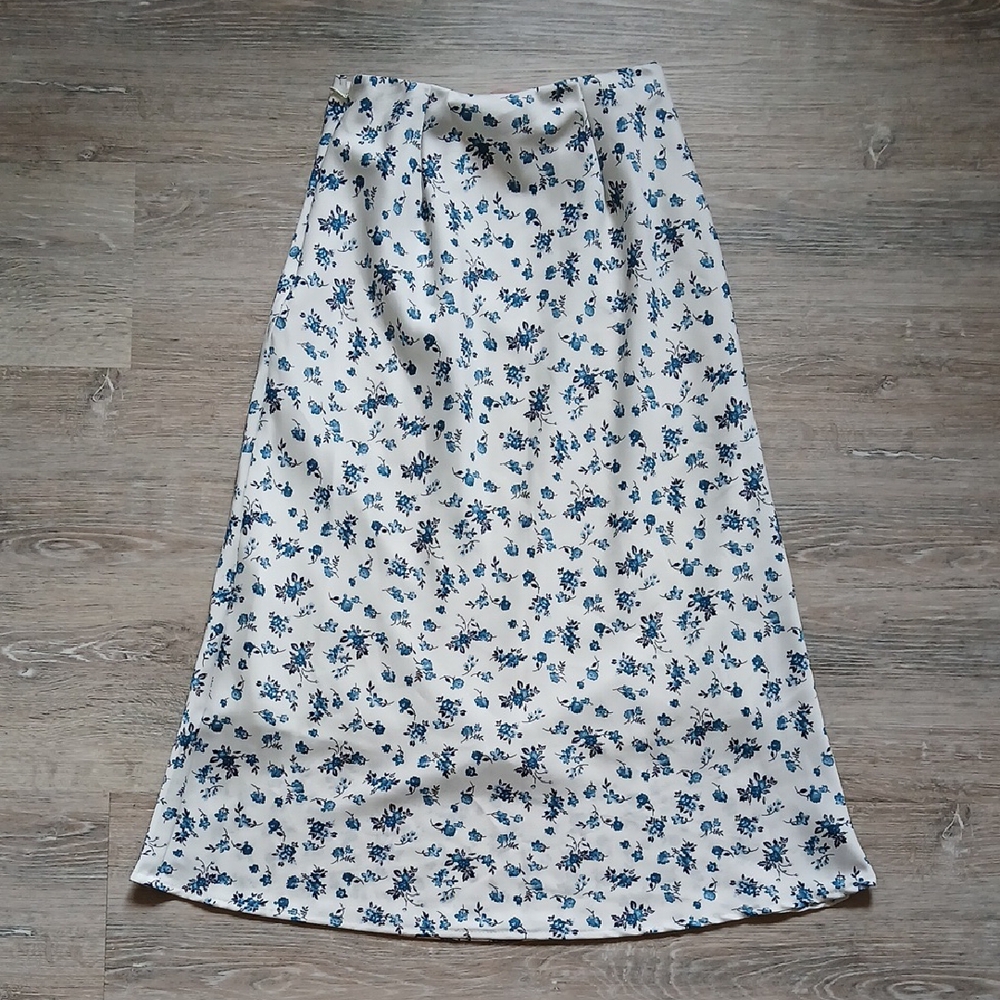 Misty Rose White and Blue Micro Floral A-Line Skirt With Invisible Side Zip